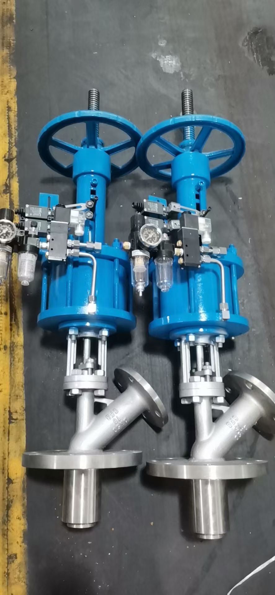 高溫高壓反應(yīng)釜氣動帶手動放料閥工作原理